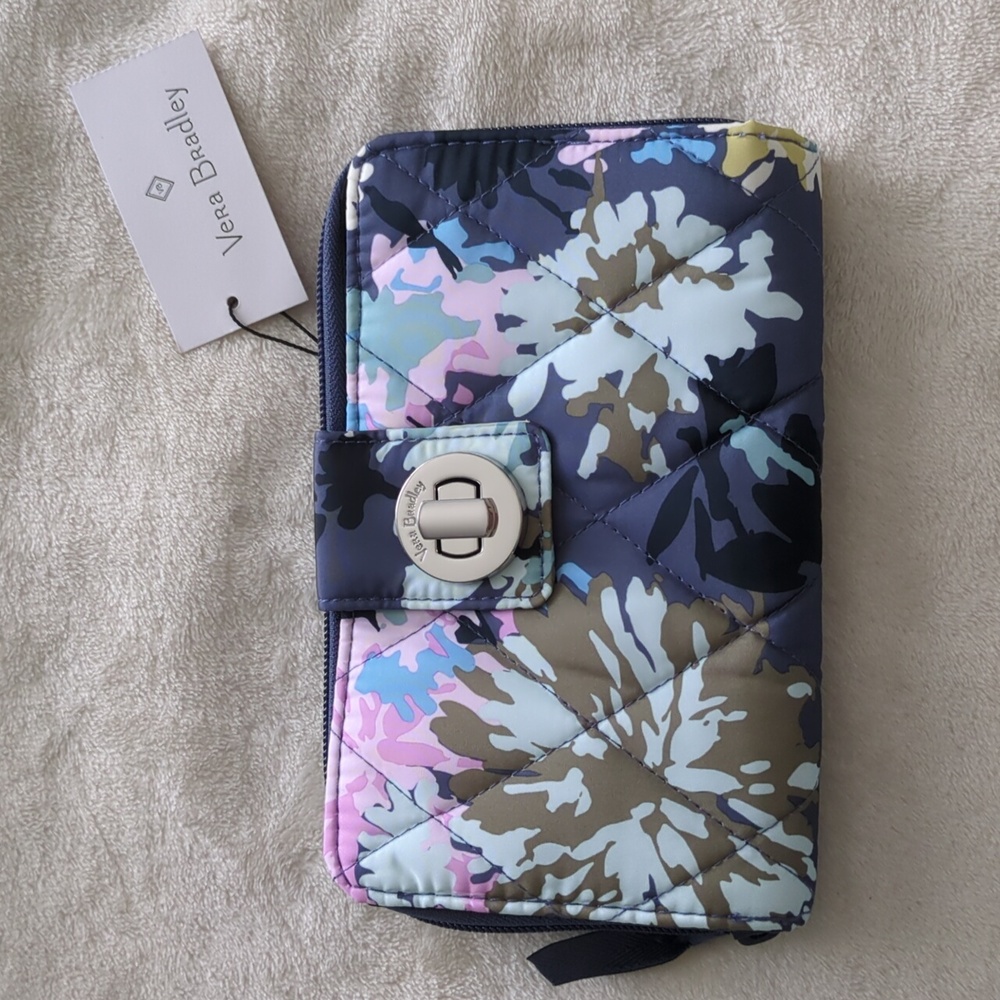 NEW Vera Bradley Ultralight RFID TurnLock Wallet In Chrysanthemum Crush